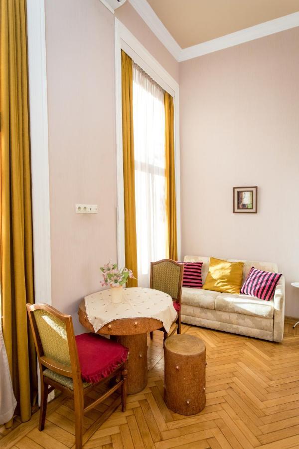 Hb Apartments Mari Brose Tbilisi Buitenkant foto